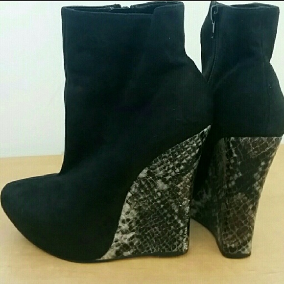 Luichiny Black wedged booties with snakeskin print - Picture 2 of 7